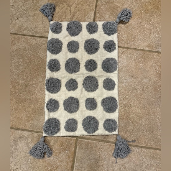 Textured dot and tassel pillowcase - Picture 3 of 3